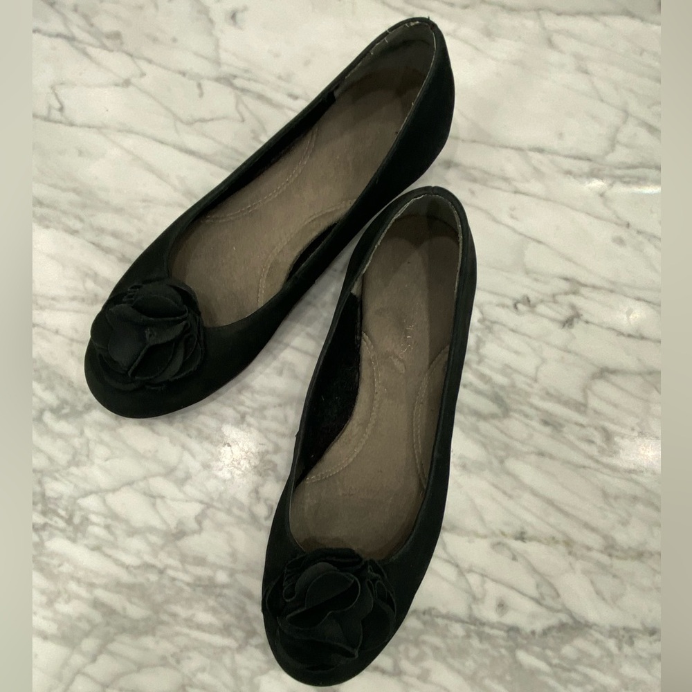 Cute Suede Slip on Flat with Flower.